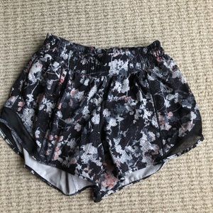 Lululemon Hotty Hot short long 4”: Size: 6